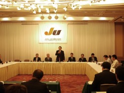 松永会長はＪＵ会員が一致団結して難局に立ち向かうことの大切さを説いた