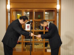 長年ＪＵ近畿の事業運営に貢献した高木譲氏（写真右）に目録を贈呈した
