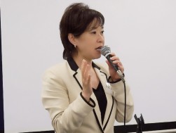 アップルアカデミーで「選ばれるお店になるために」をテーマに山尾百合子氏（顧客満足度No.1づくりの仕掛け人）が講師を務めた