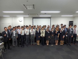最後に全員集合しての記念撮影（行動なきセミナーは無意味として最後は必ず全員が「何をするか」を決めて終了する）
