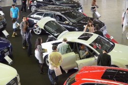 全車オープン展示（入場料は無料）で普段輸入車のショールームに少し入りにくい人も気軽に憧れの輸入車を『見て・触れて・買える』（昨年のイベントの模様）