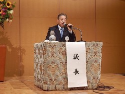 ＪＵ岐阜の総会では慣例として理事長が議長を務める（岩瀬理事長）