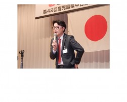 総会後の懇親会のカラオケ大会で熱唱する朝隈青年部部会長