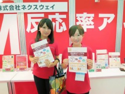 マーケット資料を紹介するスタッフ　左から大場慶子さん、佐藤恵子さん