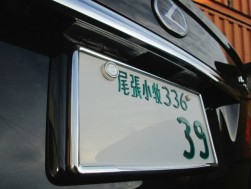 世界最薄の２ミリを実現し、 国土交通省の認可を受け車検に対応、ＬＥＤ・回路基盤等は全て日本製で３年間という長期の保障期間が付いている点が特長