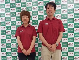 ＣＡＡイメージカラーを前面に押し出したデザインの２６周年新コスチューム！（左から齊藤鮎璃さん・原孝幸氏）