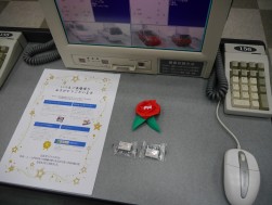 全８５０席に置かれた感謝状と、社員が心を込めて作った折り紙のお花