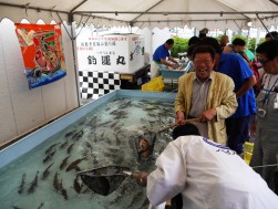 移動釣堀では、活きの良い鯛を釣り上げる来場会員の笑顔で包まれた