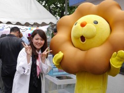 ミスタードーナツ大試食会に来場したポンデライオンとベイオーク新入社員の山口朋恵さん
