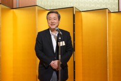 挨拶に立つ櫻井誠己副会長（自販連会長）