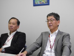 記者会見に臨む向井社長（写真右）と和田取締役（写真左）