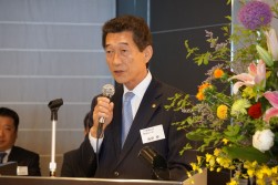 総会で挨拶に立つ海津博会長