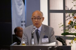 祝辞を述べる澤田稔会長
