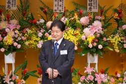 祝辞を述べる小川逸樹最高顧問
