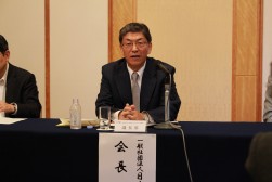 記者会見で挨拶する向井英夫会長