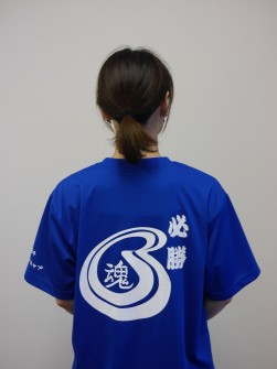 Ｔシャツの背中に施したオリジナルデザイン