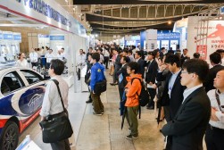 次世代自動車ブースでの新技術説明ショー（前回の横浜開催のイベント風景）
