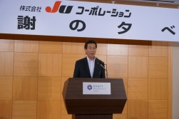 挨拶するＪＵ中販連海津博副会長