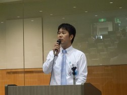 セレモニーで謝辞を述べる郷原グループリーダー