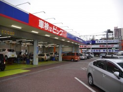 サービス工場には「車検はビッグ」という看板