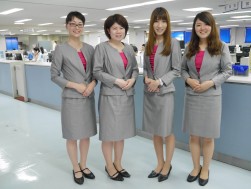 清楚なスーツスタイルで来場会員をもてなす