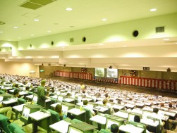大規模会場ながら、来場会員が多く満席となることもしばしば