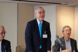 所信表明の挨拶に立つ橋本一豊会長（日整連・整商連会長）