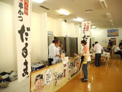 大阪名物「だるま」の串かつ屋台が来場会員を楽しませた