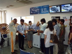 ８月２日の「夏祭りＡＡ」では来場者にアイスクリームが配られた