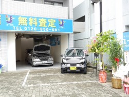 照明付きの屋内査定スペースを備える