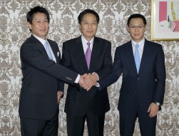 USS・安藤之弘社長（中央）とJAA・田畑利彦社長兼CEO（左）、HAA神戸・菊地秀武社長（右）が固い握手を交わした