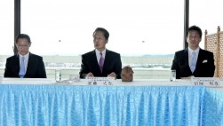 岡山市内を見下ろす岡山国際ホテルで記者会見を開いた