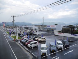 間口が広く、ショールーム、車検・整備工場、鈑金工場が横並びのレイアウト