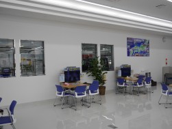 明るく清潔感のある店内からはガラス越しに作業風景を見ることが出来る