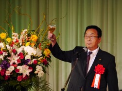 JU広島の二村義春会長・理事長が力強く乾杯の発声を行った