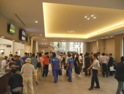 多くの来場者で賑わった会場エントランス