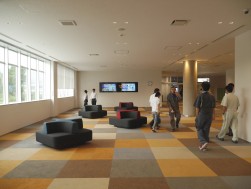 広々とした２階ロビーには癒しの空間が提供されている