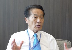 記者会見で記者の質問に答える安藤社長
