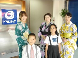 ちびっ子会場長と浴衣姿の同社女性社員たちが一緒に記念撮影