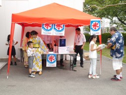 会場前の特設ブースでかき氷を振る舞った