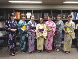 当日は女性社員全員が浴衣を着用して接客した