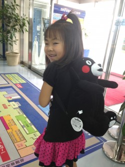 防災イベントでプレゼントした「くまモン」リュック（中には避難グッズが入っている）