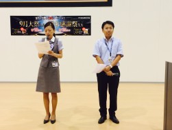 挨拶に立つ石井順主任・片桐未菜美さん