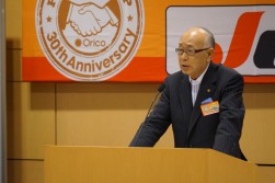 挨拶に立つ澤田稔会長