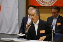 目標達成の決意を述べる山田久男委員長