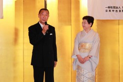 感謝の意を述べる高橋保副会長・幸子夫人