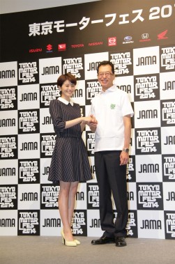 池史彦会長（右）と、「東京モーターフェス2014」CMに出演する鈴木ちなみ氏