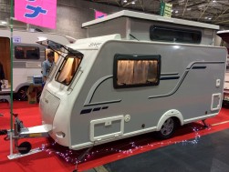 トレーラータイプのキャンピングカーも人気を博した