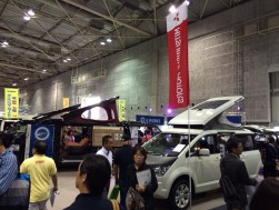 三菱「デリカＤ：５」を架装したキャンピングカー（天井には太陽光パネルを設置）