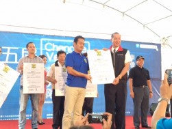 前列右から台北承徳汽車発展促進会李寶星理事長、日本自動車鑑定協会剣持純也理事長